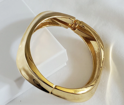 Pulsera de oro unida