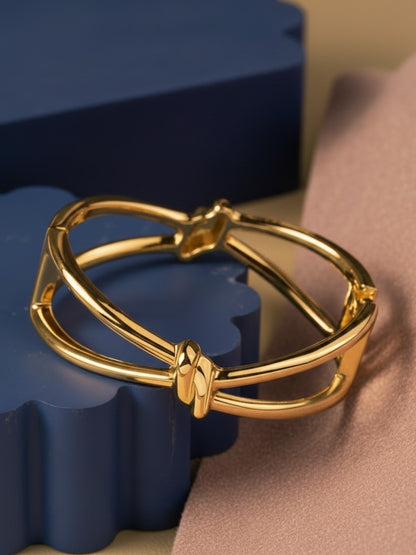 Envuelto en pulsera de oro.